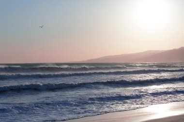 Pasifik Okyanusu günbatımı sırasında. 