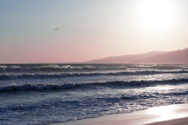 Pasifik Okyanusu günbatımı sırasında. 