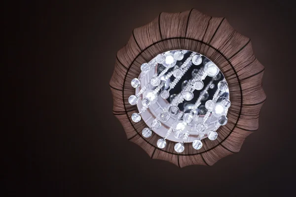 Egy megvilágított csillár, szoba belső. — Stock Fotó