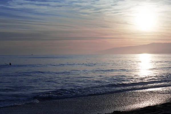 Pasifik Okyanusu günbatımı sırasında. 