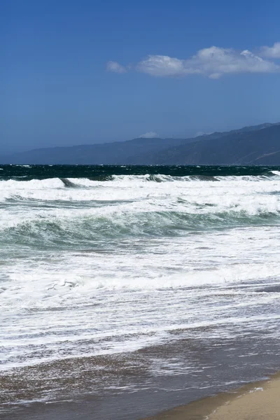 太平洋海洋，海滩景观中的浪花. — 图库照片