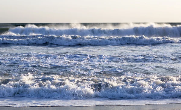 Las olas del océano Pacífico, el paisaje de la playa . — Foto de Stock