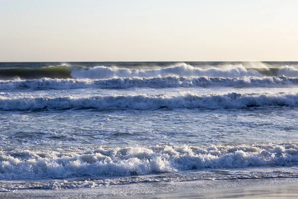 Vlny Tichého oceánu, pláž krajiny. — Stock fotografie