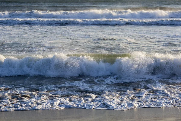 Las olas del océano Pacífico, el paisaje de la playa . — Foto de Stock