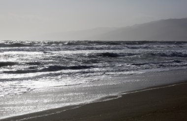 Pasifik Okyanusu günbatımı sırasında. 