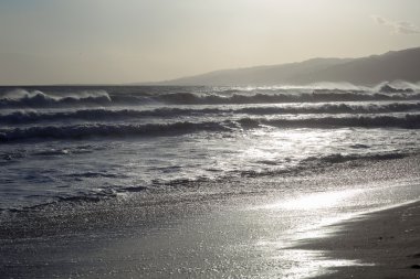 Pasifik Okyanusu günbatımı sırasında. 