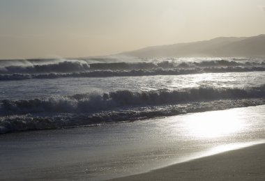 Pasifik Okyanusu günbatımı sırasında. 