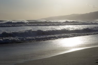 Pasifik Okyanusu günbatımı sırasında. 