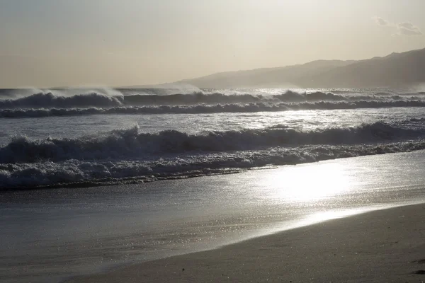 Pasifik Okyanusu günbatımı sırasında. 
