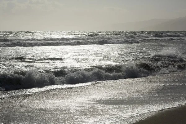 Pasifik Okyanusu günbatımı sırasında. 