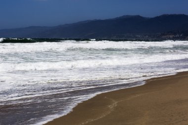 Bir fırtına sırasında Pasifik Okyanusu. Kötü havada ABD'de plaj manzara. 