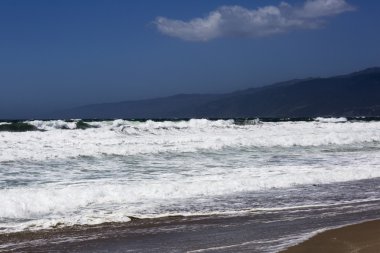 Bir fırtına sırasında Pasifik Okyanusu. Kötü havada ABD'de plaj manzara. 