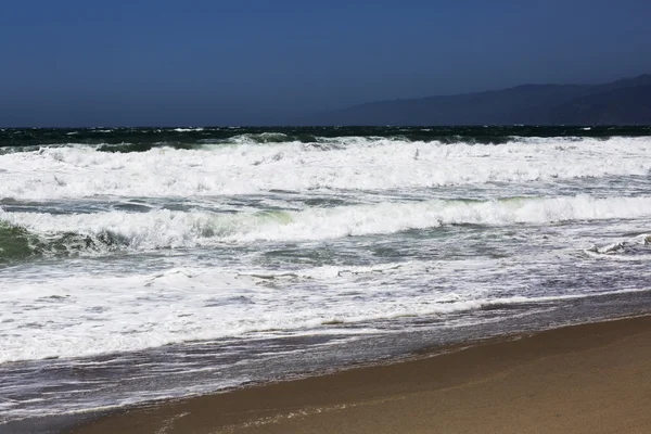 Pazifischer Ozean während eines Sturms. Strandlandschaft in den USA bei schlechtem Wetter. — Stockfoto