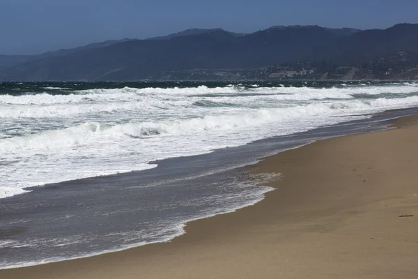 Océano Pacífico durante una tormenta. Paisaje de playa en los Estados Unidos con mal tiempo . — Foto de Stock