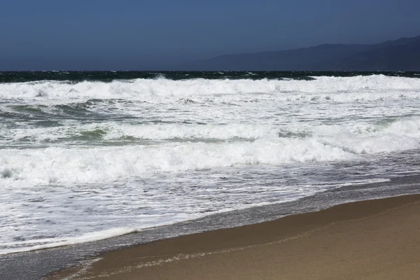 Océano Pacífico durante una tormenta. Paisaje de playa en los Estados Unidos con mal tiempo . —  Fotos de Stock