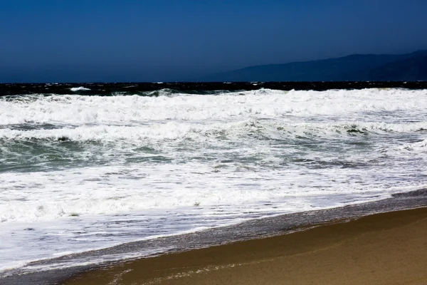 Océano Pacífico durante una tormenta. Paisaje de playa en los Estados Unidos con mal tiempo . — Foto de Stock