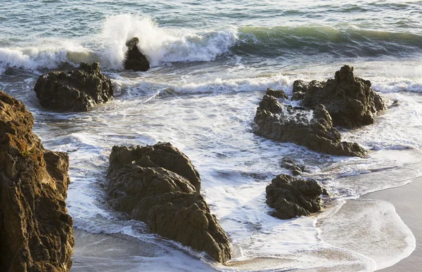 Las olas del océano Pacífico, el paisaje de la playa . — Foto de Stock