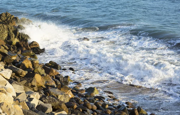 Vlny Tichého oceánu, pláž krajiny. — Stock fotografie