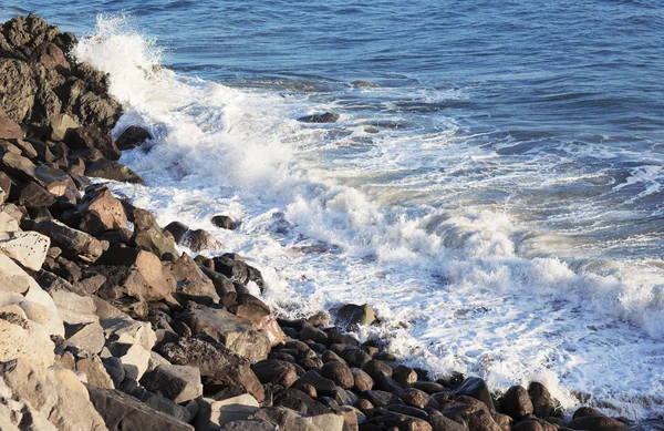 Las olas del océano Pacífico, el paisaje de la playa . — Foto de Stock