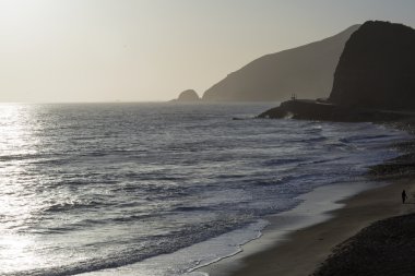 Pasifik Okyanusu günbatımı sırasında.