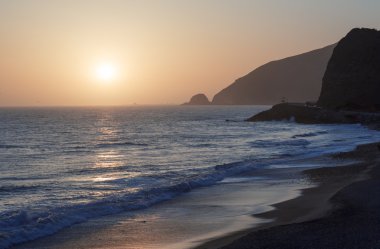 Pasifik Okyanusu günbatımı sırasında.