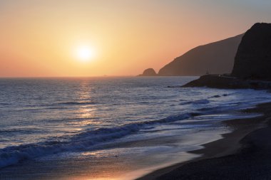 Pasifik Okyanusu günbatımı sırasında.