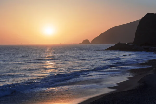 Pasifik Okyanusu günbatımı sırasında.
