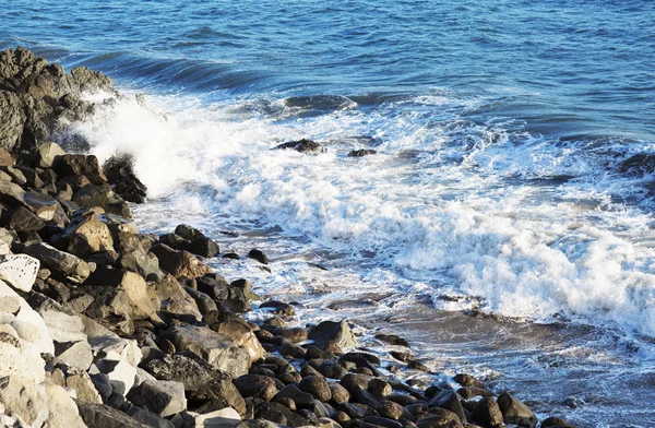 Las olas del océano Pacífico, el paisaje de la playa . — Foto de Stock