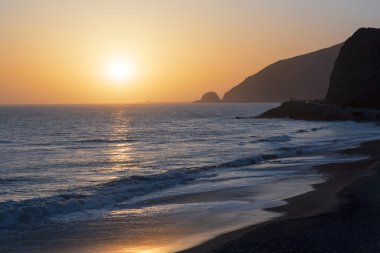 Pasifik Okyanusu günbatımı sırasında.