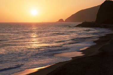 Pasifik Okyanusu günbatımı sırasında.