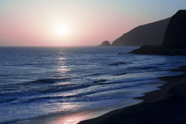 Pasifik Okyanusu günbatımı sırasında.