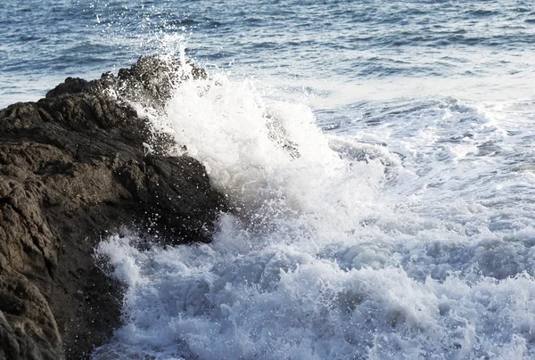 Las olas del océano Pacífico, el paisaje de la playa . — Foto de Stock