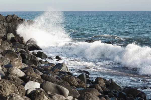 Vlny Tichého oceánu, pláž krajiny. — Stock fotografie