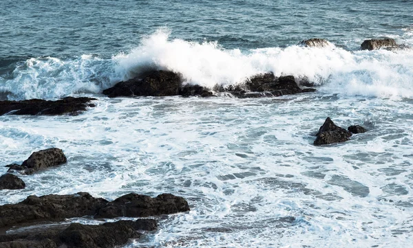 Las olas del océano Pacífico, el paisaje de la playa . — Foto de Stock