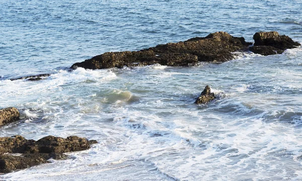 Las olas del océano Pacífico, el paisaje de la playa . — Foto de Stock