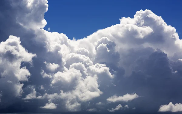 Nuvens fofas grossas no céu, a paisagem . — Fotografia de Stock