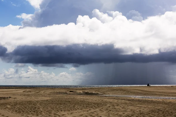 Nuvens espessas pitorescas, paisagem de praia . — Fotografia de Stock