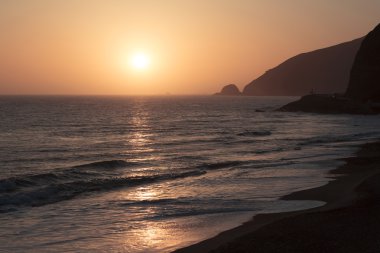 Pasifik Okyanusu günbatımı sırasında.
