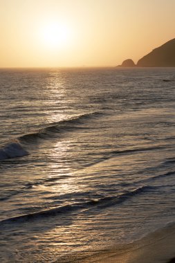 Pasifik Okyanusu günbatımı sırasında.