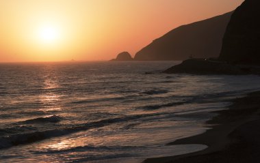 Pasifik Okyanusu günbatımı sırasında.