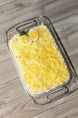 Pirinç, yengeç ve yumurta bir cam tabak salata katmanlı.