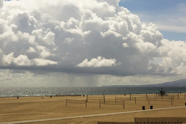 Pitoresk kalın bulutlar, plaj manzara. — Stok fotoğraf