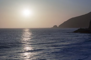 Pasifik Okyanusu günbatımı sırasında. 