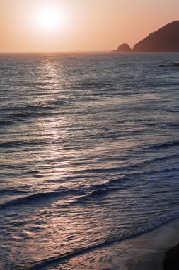 Pasifik Okyanusu günbatımı sırasında. 