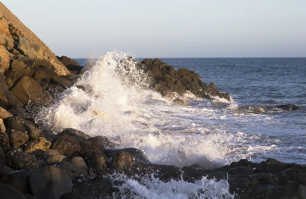 Vlny Tichého oceánu, pláž krajiny. — Stock fotografie