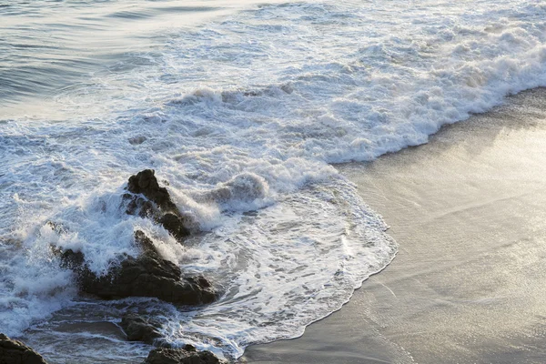 Las olas del océano Pacífico, el paisaje de la playa . — Foto de Stock