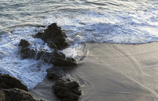 Las olas del océano Pacífico, el paisaje de la playa . — Foto de Stock