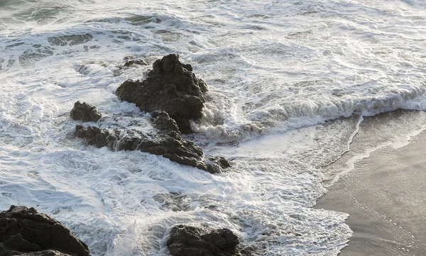 Las olas del océano Pacífico, el paisaje de la playa . — Foto de Stock