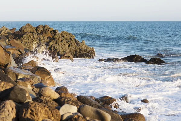 Las olas del océano Pacífico, el paisaje de la playa . — Foto de Stock