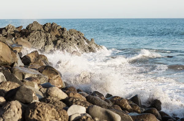 Las olas del océano Pacífico, el paisaje de la playa . — Foto de Stock